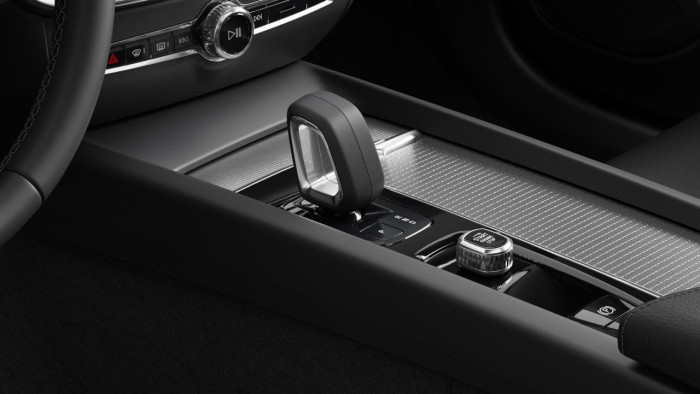 Volvo V60 B4 AUT DARK PLUS na operativní leasing
