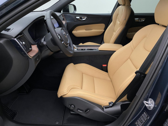 Volvo XC60 B5 AWD AUT DARK PLUS na operativní leasing