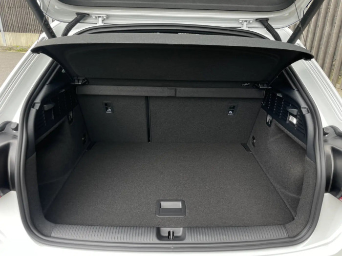 Audi Q2 S line 1.5 TFSI 110 kW Benzín Automatická převodovka na operativní leasing