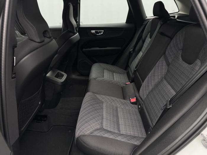 Volvo XC60 B5 AWD AUT ESSENTIAL na operativní leasing