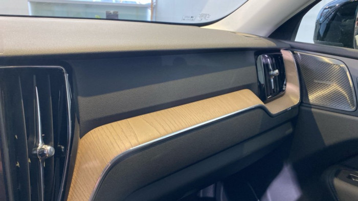 Volvo XC60 PLUS DARK, B5 AWD, 184+10 kW / 250+14 HP na operativní leasing