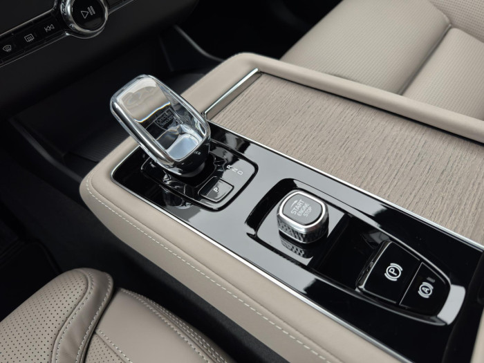 Volvo XC90 T8 AWD Plug-in DARK PLUS 7m na operativní leasing