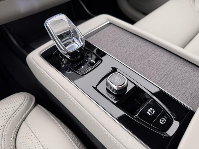 Volvo XC90 B5 AWD AUT DARK PLUS 7-míst na operativní leasing