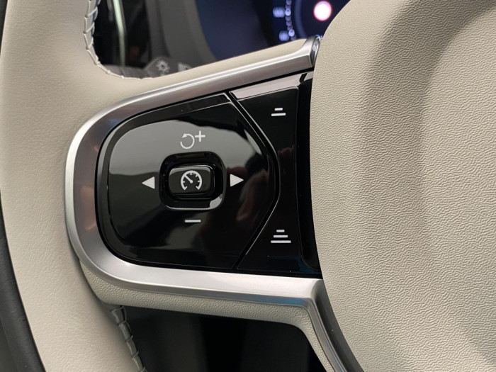 Volvo XC60 B5 AWD AUT DARK PLUS na operativní leasing