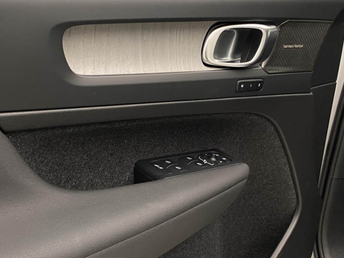Volvo XC40 B4 AUT DARK PLUS na operativní leasing