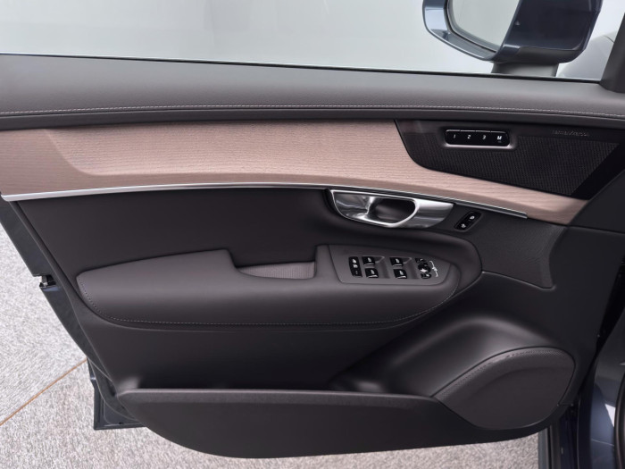 Volvo XC90 T8 AWD Plug-in BRIGHT PLUS 7m na operativní leasing