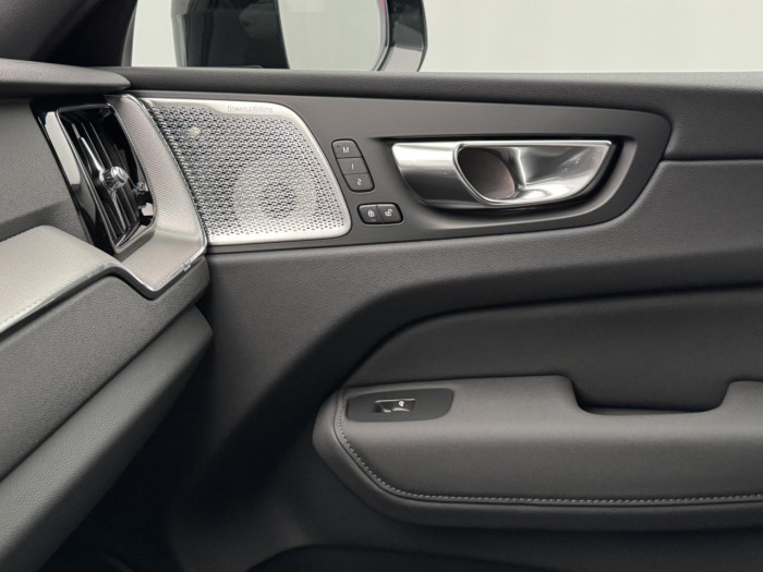 Volvo XC60 B5 AWD AUT PLUS BLACK EDITION na operativní leasing