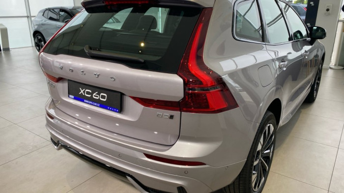 Volvo XC60 PLUS DARK, B5 AWD, 184+10 kW / 250+14 HP na operativní leasing