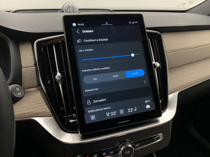 Volvo XC90 T8 AWD Plug-in DARK PLUS 7m na operativní leasing