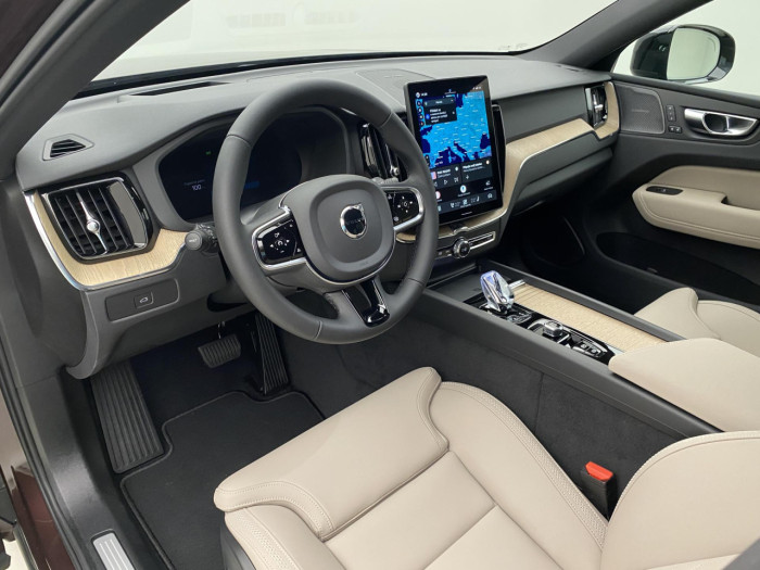 Volvo XC60 B5 AWD AUT DARK PLUS na operativní leasing