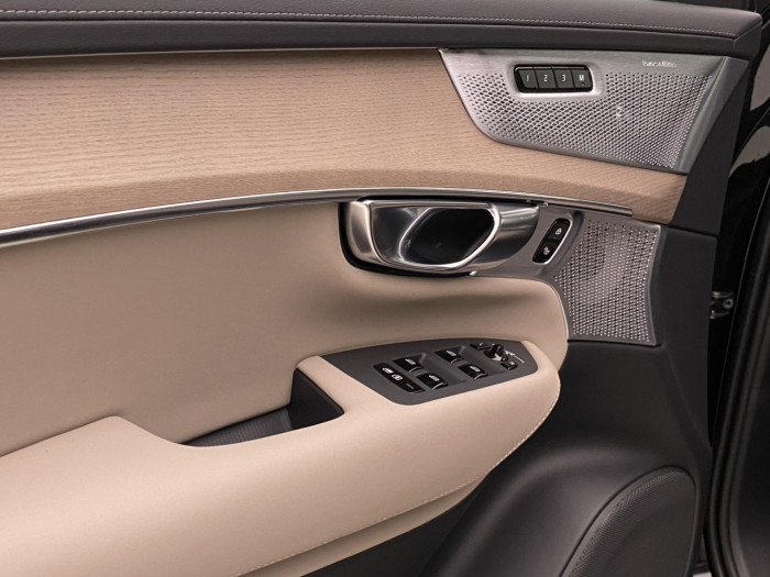 Volvo XC90 T8 AWD Plug-in BRIGHT PLUS 7m na operativní leasing