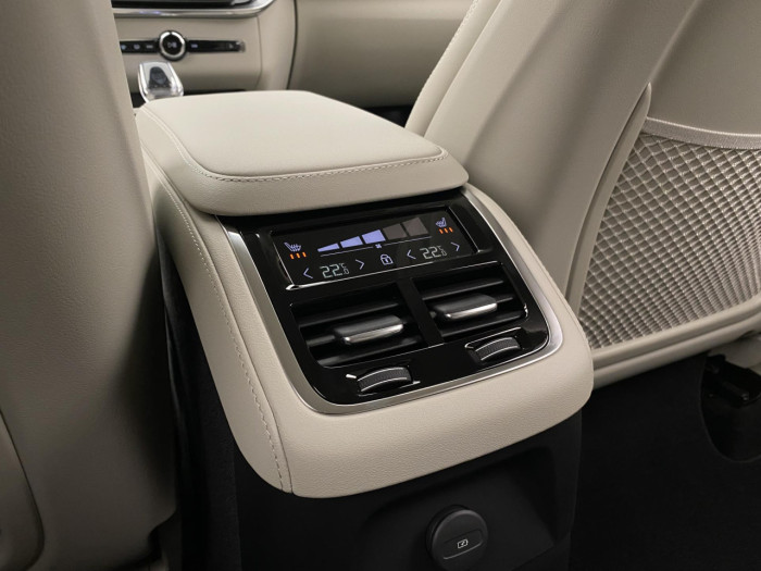 Volvo XC90 T8 AWD Plug-in BRIGHT PLUS 7m na operativní leasing
