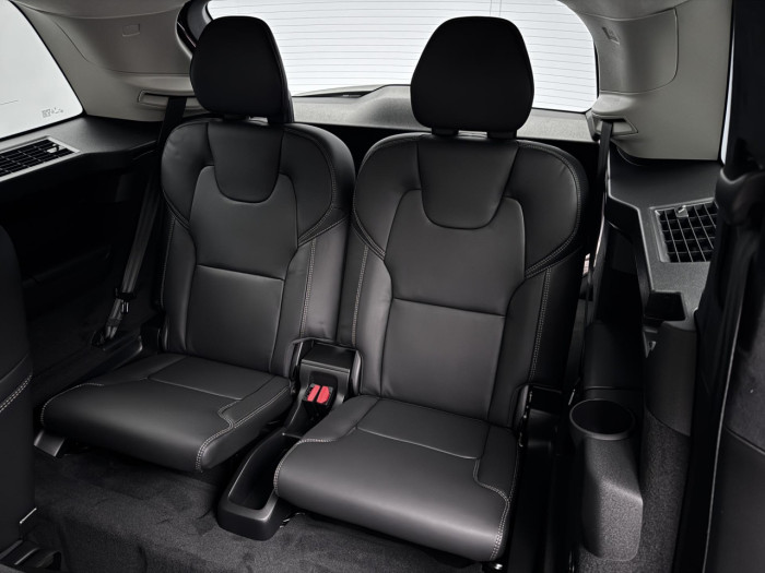Volvo XC90 T8 AWD Plug-in ULTRA DARK 7m na operativní leasing
