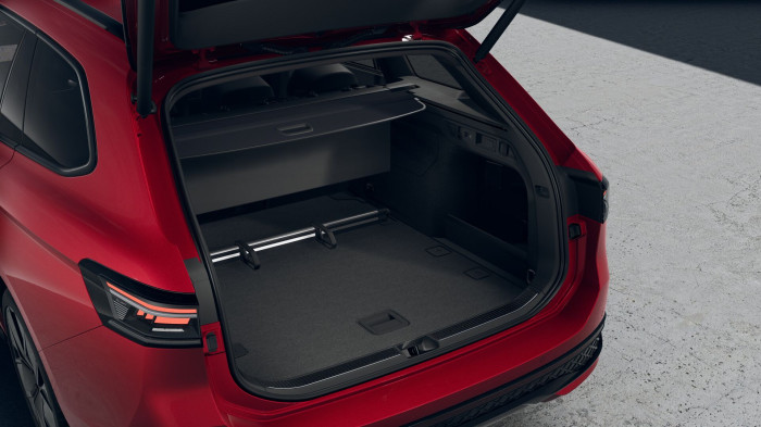 Volkswagen Passat R-Line People 2,0 TSI 150 kW na operativní leasing