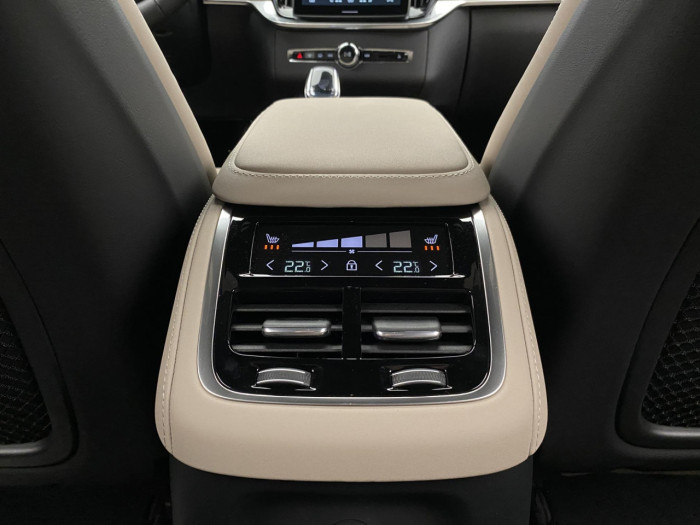 Volvo XC90 T8 AWD Plug-in BRIGHT PLUS 7m na operativní leasing