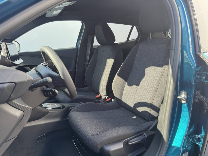 Peugeot 2008 BUSINESS Hybrid  1,2 110 e-DCS6 / 81kW na operativní leasing