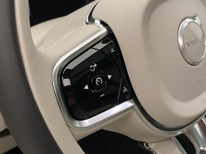 Volvo XC90 T8 AWD Plug-in DARK ULTRA na operativní leasing