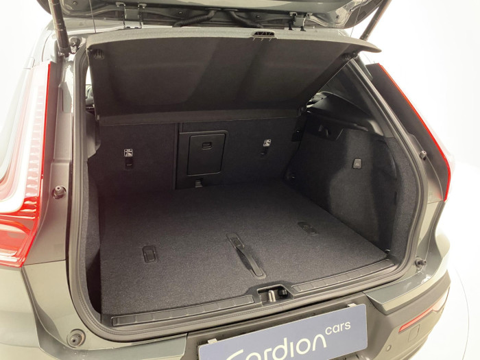 Volvo XC40 B4 AUT DARK PLUS na operativní leasing