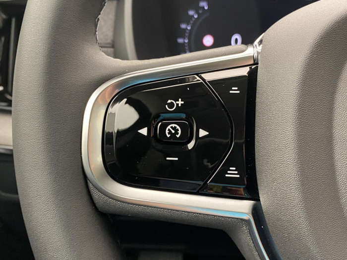 Volvo XC90 T8 AWD Plug-in DARK PLUS 7m na operativní leasing