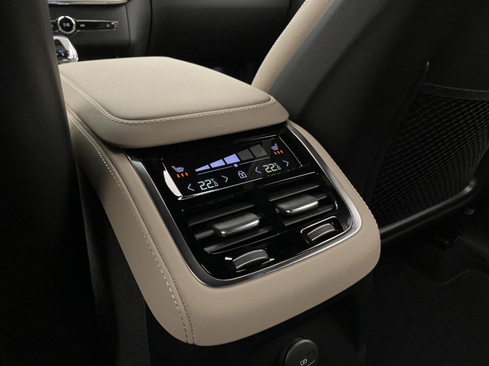 Volvo XC90 T8 AWD RECHARGE BRIGHT PLUS 7m na operativní leasing