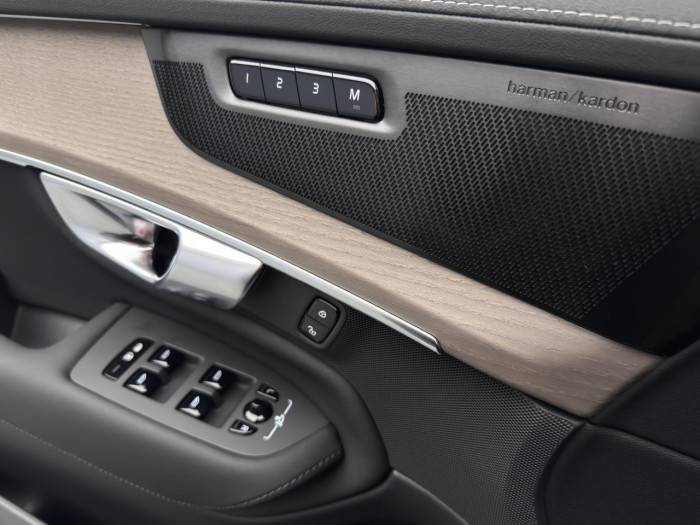 Volvo XC90 T8 AWD Plug-in BRIGHT PLUS 7m na operativní leasing
