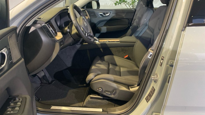 Volvo XC60 PLUS DARK, B5 AWD, 184+10 kW / 250+14 HP na operativní leasing