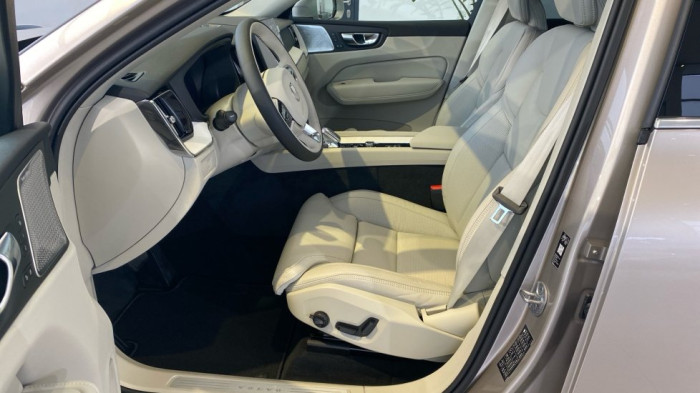 Volvo XC60 PLUS BRIGHT, B5 AWD, 184+10 kW / 250+14 HP na operativní leasing