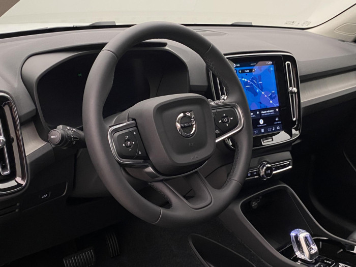 Volvo XC40 B4 AUT DARK PLUS na operativní leasing