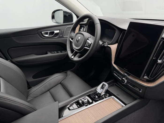 Volvo XC60 B5 AWD AUT DARK ULTRA na operativní leasing