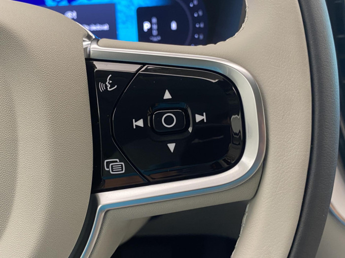 Volvo XC60 B5 AWD AUT DARK PLUS na operativní leasing