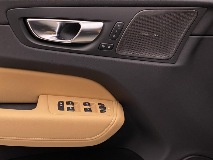 Volvo XC60 B5 AWD AUT DARK PLUS na operativní leasing