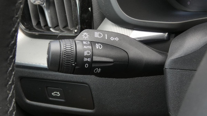 Volvo XC60 B4 mHEV AWD Plus Dark na operativní leasing