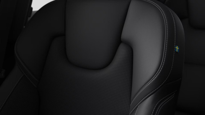 Volvo XC60 B5 AWD AUT PLUS BLACK EDITION na operativní leasing