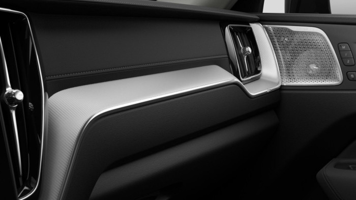 Volvo XC60 B5 AWD AUT DARK ULTRA na operativní leasing