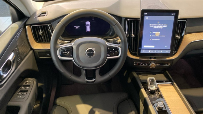 Volvo XC60 PLUS DARK, B5 AWD, 184+10 kW / 250+14 HP na operativní leasing