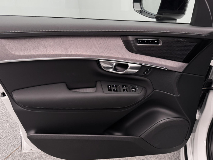 Volvo XC90 T8 AWD Plug-in ULTRA DARK 7m na operativní leasing