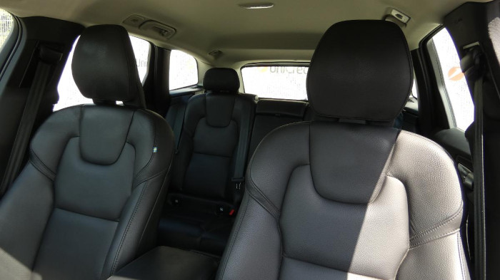 Volvo XC60 B4 mHEV AWD Plus Dark na operativní leasing