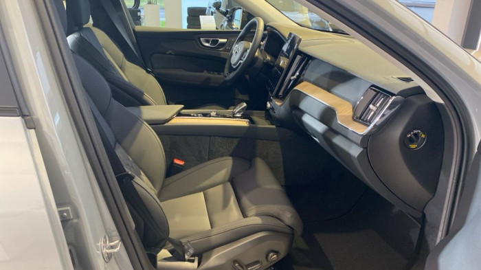 Volvo XC60 PLUS DARK, B5 AWD, 184+10 kW / 250+14 HP na operativní leasing