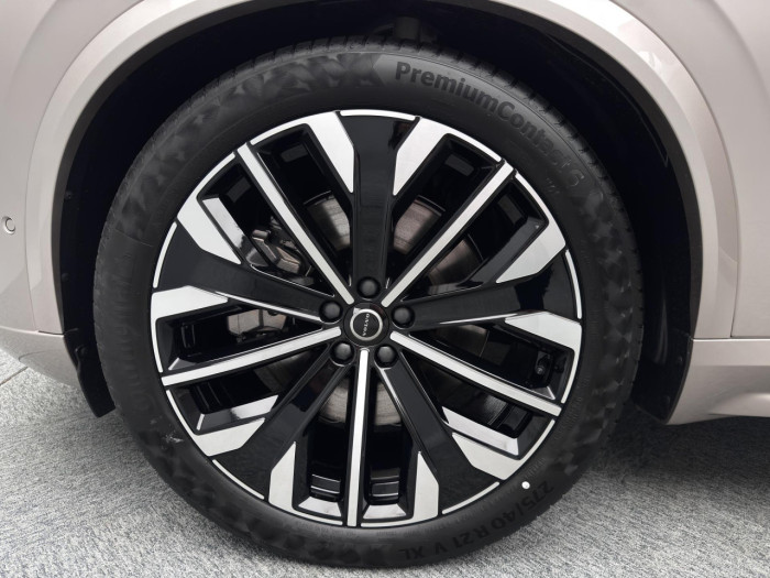Volvo XC90 T8 AWD Plug-in ULTRA DARK 7m na operativní leasing