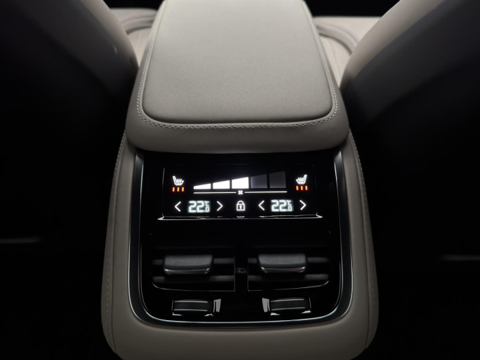 Volvo XC90 T8 AWD Plug-in DARK PLUS 7m na operativní leasing