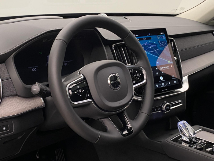 Volvo XC90 T8 AWD Plug-in DARK ULTRA na operativní leasing