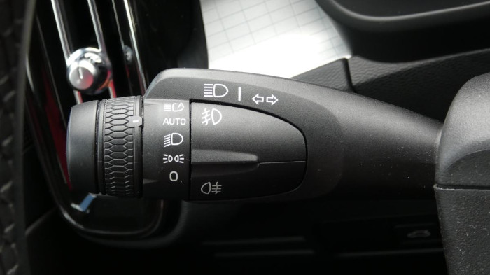 Volvo XC40 B3 mHEV Core aut. na operativní leasing