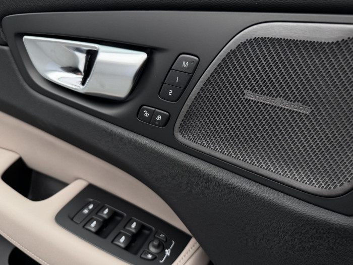 Volvo XC60 B5 AWD AUT DARK PLUS na operativní leasing
