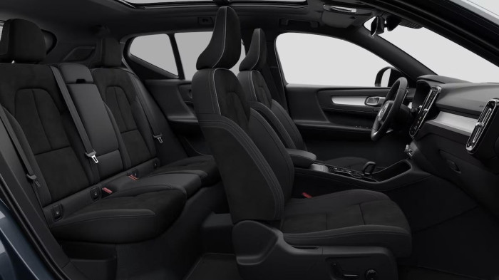 Volvo XC40 B3 AUT PLUS BLACK EDITION na operativní leasing