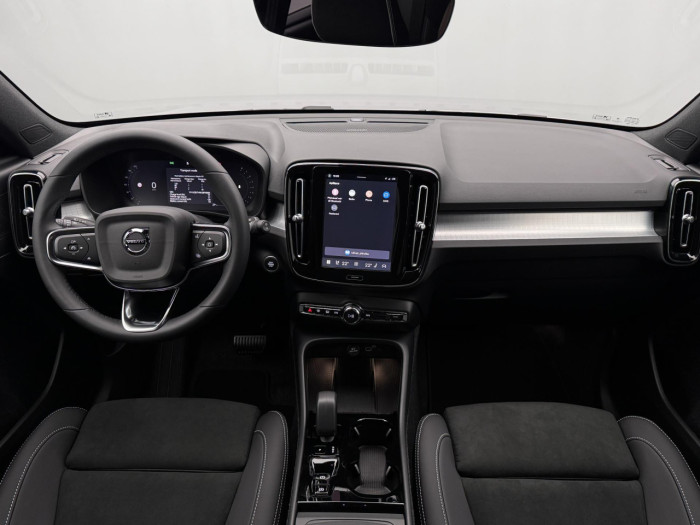 Volvo XC40 B3 AUT DARK PLUS na operativní leasing