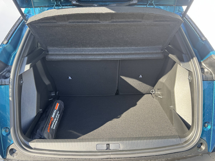 Peugeot 2008 BUSINESS Hybrid  1,2 110 e-DCS6 / 81kW na operativní leasing