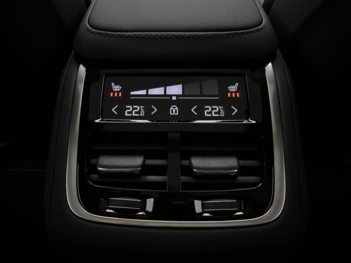 Volvo XC90 T8 AWD Plug-in DARK ULTRA 7 na operativní leasing