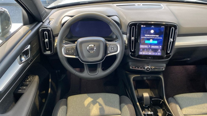 Volvo XC40 PLUS BLACK EDITION, B4 FWD, 145+10 kW / 197+14 HP na operativní leasing