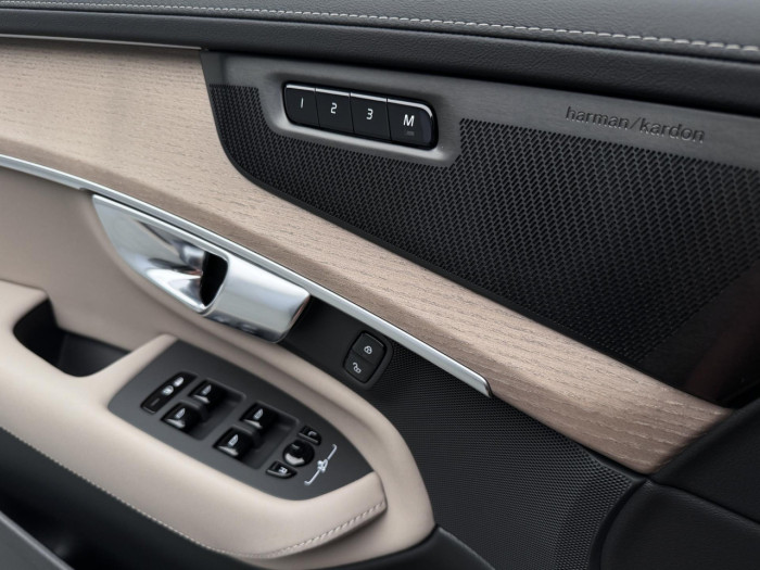 Volvo XC90 T8 AWD Plug-in DARK PLUS 7m na operativní leasing