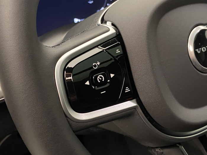 Volvo XC90 B5 AWD BLACK EDITION PLUS 7 na operativní leasing